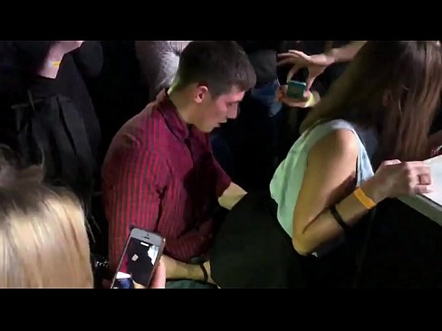 ❤️ Ubulili bangempela ku-nightclub yaseRussia. Intombazane yaseRussia eneminyaka engu-18 ubudala ingene endunu nasesithweni sangasese e-nightclub Ividiyo yokubhebhana  kithi zu.superpornpics.ru